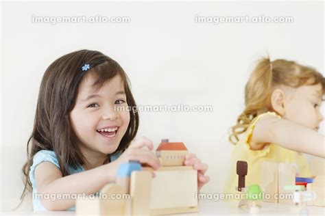 木のおもちゃで遊ぶハーフの男の子と女の子の写真素材 25972169 イメージマート