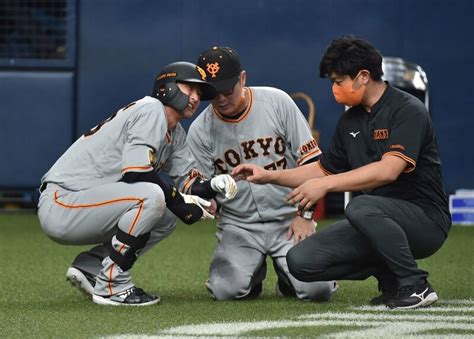 写真：好調だったのに 死球直撃の巨人・吉川が左手中指骨折で離脱へ 東スポweb