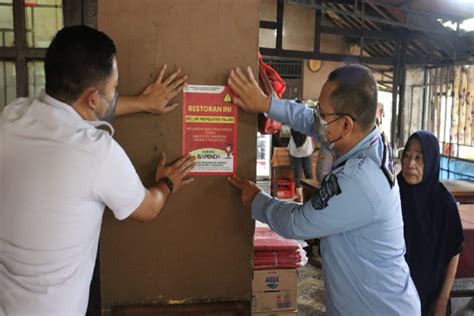 Menunggak Pajak Bapenda Tangerang Pasang Stiker Di Tempat Usaha