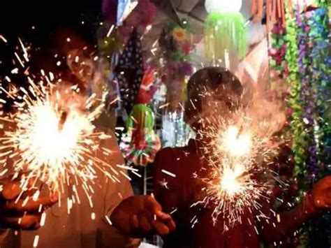 Diwali Firecrackers उच्चभ्रू लोकवस्तीत ध्वनी प्रदुषणाची तीव्रता अधिक