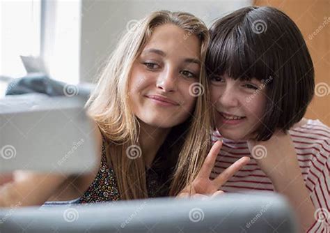 Zwei Jugendlichen Die Zu Hause Selfie Im Schlafzimmer Nehmen Stockfoto Bild Von Kaukasisch