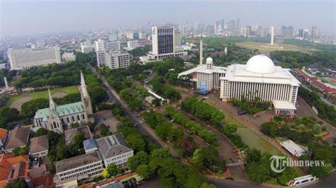 Gereja Katedral Siapkan Parkir Kendaraan Untuk Umat Muslim Yang Salat