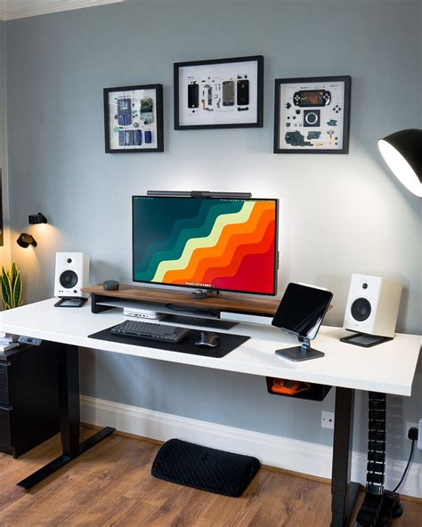 Top 24 Minimalist Desk Setup Ideas For 2024