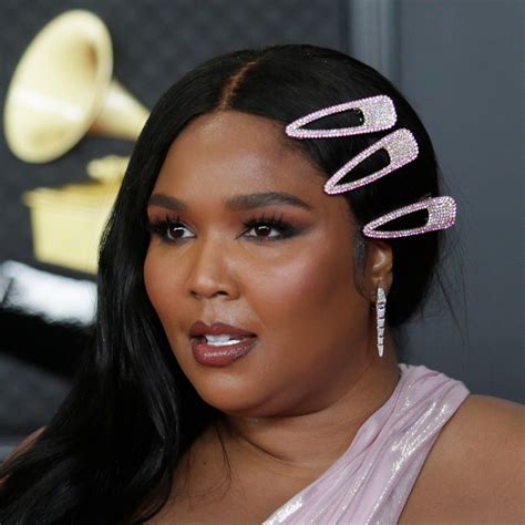 Lizzo’s Queenly Mandalorian Makeup Matches Her Manicure — See Photos Teen Vogue