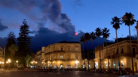 Italy S Etna And Stromboli Volcanoes Erupt Catania Airport Closed