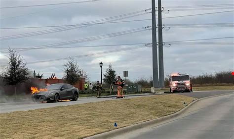 Un Tesla Model S Se Incendia Repentinamente Mientras Circulaba En Una