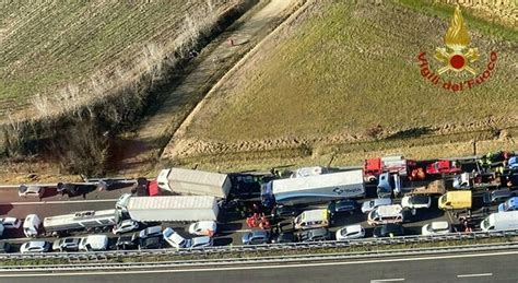 Maxi Tamponamento Sull A Due Morti E Almeno Feriti Coinvolti