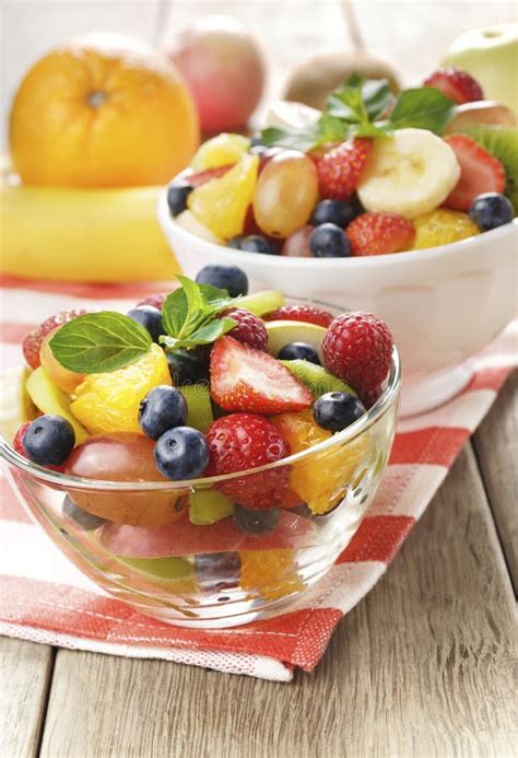 Salada De Fruto Saboroso Doce Na Bacia Foto De Stock Imagem De