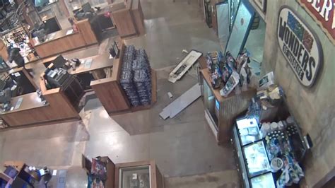 Video Gang Of Thieves Steal Guns From Bass Pro Shops