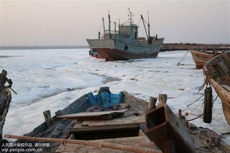 山东多地遇“极寒”天气 胶州湾岸边渔船遭“冰封” 图片频道 人民网