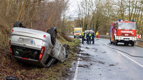 Netphen Mutter Und Kinder Berschlagen Sich Mit Pkw Zwischen