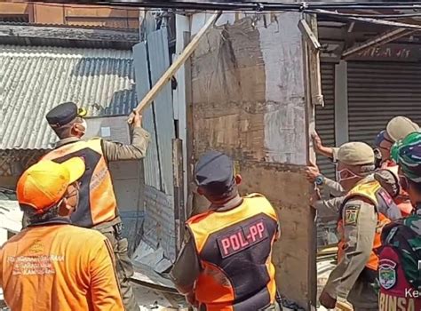 Petugas Gabungan Kelurahan Kampung Bali Bongkar Bangunan Liar Di Jalan Jati