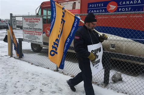 Postal Workers Stage Protest Before Going Back To Work 980 Cjme