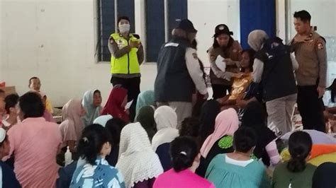 Mabes Polri Berikan Trauma Healing Bagi Pengungsi Banjir Kudus