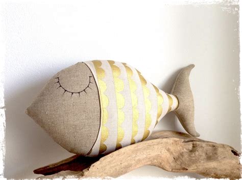 Coussin Poisson En Sieste En Lin Et Tissu Beige Et Or Linge De Lit