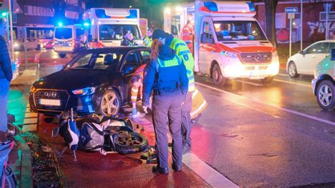 Wandsbek Kollision Mit Pkw Rollerfahrer Bei Unfall Schwer Verletzt