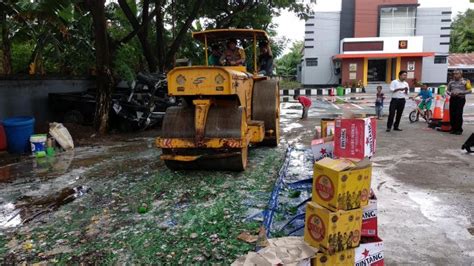 Di Bantaeng Polisi Musnahkan Botol Miras Berbagai Merek Tribun