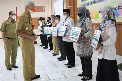 Ganjar Serahkan Hibah Lembaga Pendidikan Keagamaan Di Jateng Senilai