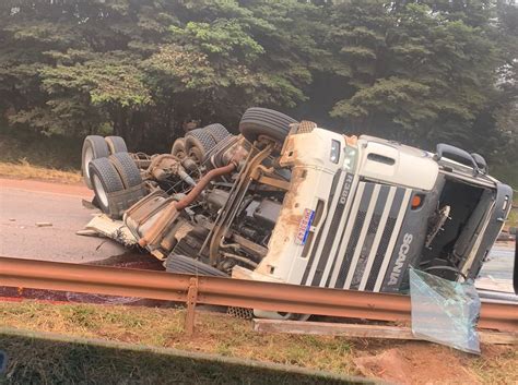 Acidente carreta interdita completamente Rodovia Fernão Dias em