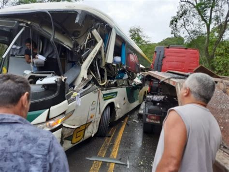 Nibus E Carreta Batem Na Curva Da Morte Da Br E Rodovia