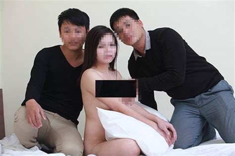 Người mẫu nude công khai các nhiếp ảnh gia đồi bại