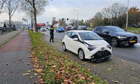 Automobilist Vliegt Uit De Bocht En Ramt Lantaarnpaal In Bennekom