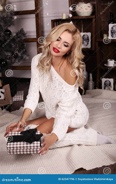 Blonde Frau Trägt Gemütliche Gestrickte Wolljacke Und Wirft Neben Weihnachtsbaum Auf