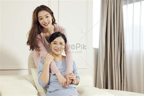 집에서 어머니와 딸의 친밀한 이미지 사진 무료 다운로드 Lovepik