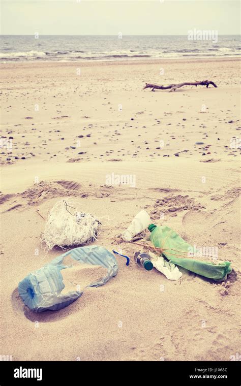 Imagen en tonos vintage de basura dejada en una playa contaminación