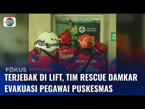 Tim Rescue Damkar Makassar Evakuasi Pegawai Puskesmas Yang Terjebak