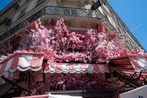 Sur Les Devantures De Paris Des Fleurs En Plastique Foison Pour Le