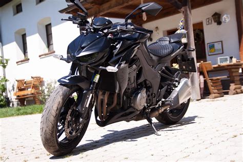 Kawasaki Z1000 2014 Stunts Action Test