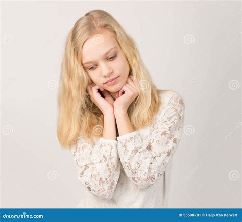 Belle Fille Blonde Adolescente Avec De Longs Cheveux Image Stock