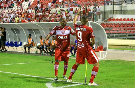 CRB faz valer mando de campo e vence Ceará gol de Neto Baiano