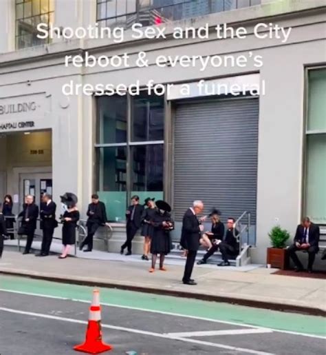 Qui N Ser El Reboot De Sex And The City Adelanta Un Triste Funeral En Pantalla Revista Velvet