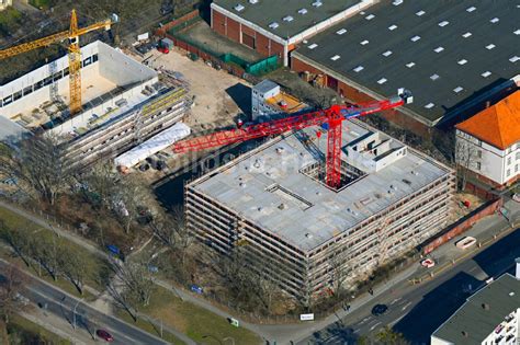 Luftaufnahme Berlin Baustelle zum Neubau des Schulgebäudes 32 Schule