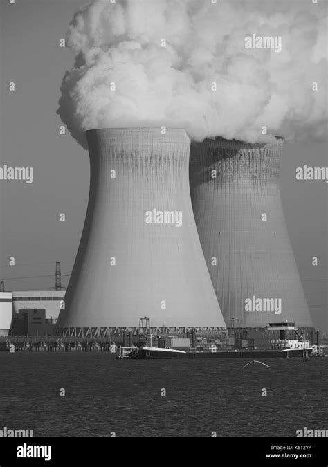 Atomkraftwerk Schwarzweiß Stockfotos Und Bilder Alamy