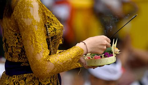 Potret Umat Hindu Di Bali Sembahyang Hari Raya Galungan Foto Liputan6