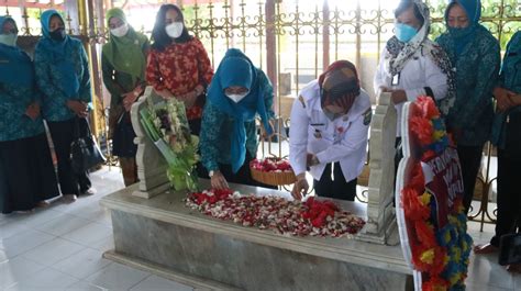 Peringati Hari Kartini Tp Pkk Blora Ziarah Makam Ra Kartini Dan