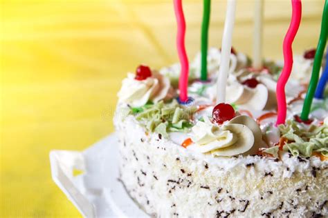 Torta De Cumplea Os Dulce Tradicional Con Las Velas Coloridas Foto De