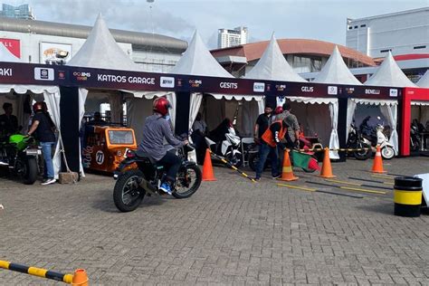 Foto Mencoba Motor Baru Royal Enfield Scram Di Iims Halaman