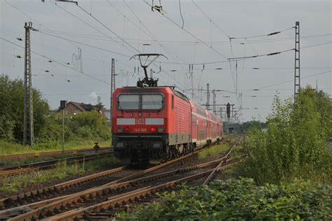 Nachschuß auf einen von der 143 168 geschobenen RB 27 bei der Einfahrt