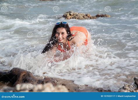 Jolie Femme Asiatique En Bikini Avec Planche De Surf Amusante Image