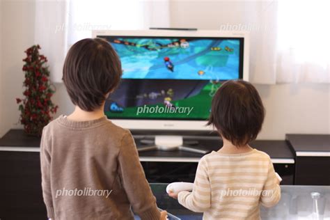 ゲームばかりする子供に注意をする母親の手元 写真素材 [ 7016391 ] フォトライブラリー Photolibrary