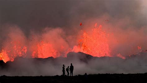 Live Smoke Clouds And Lava As Volcano Erupts Near Icelandic Capital CGTN