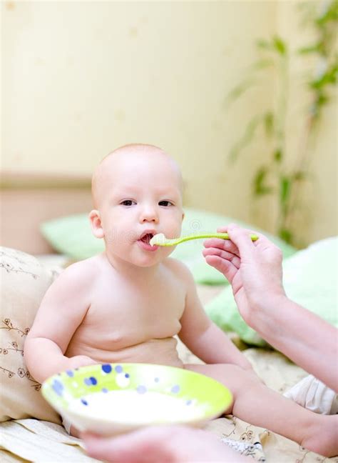 Bambino Dell Alimentazione Della Madre Da Porridge Fotografia Stock