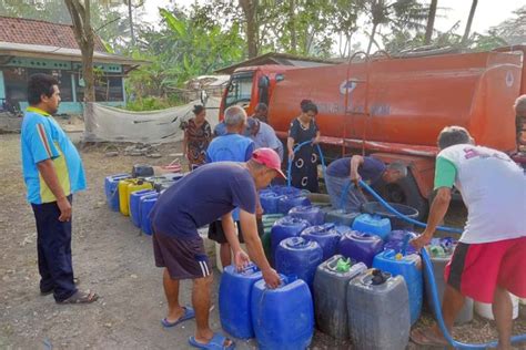 Dampak Kemarau BPBD Cilacap Salurkan Air Bersih Untuk 5 715 Keluarga