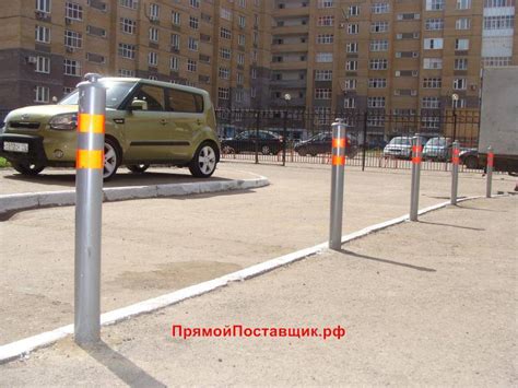 Цепь со столбиками для ограждения парковки и газона