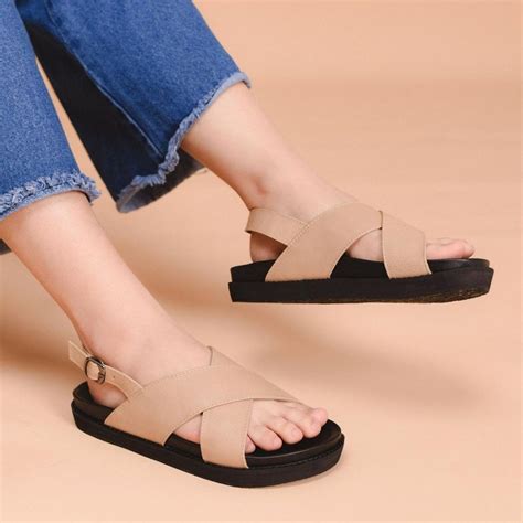 9 Rekomendasi Platform Sandals Buat Cewek Nyaman Nan Kece