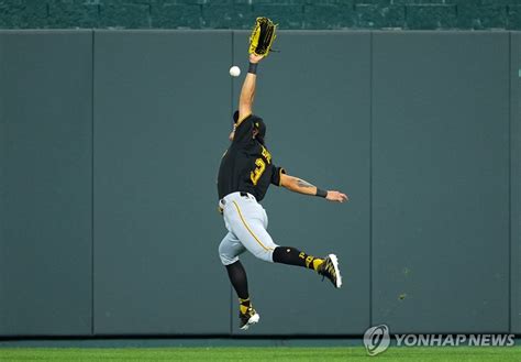 3경기 연속 안타 쳤던 배지환 벤치 대기하다 대수비 출전 한국경제